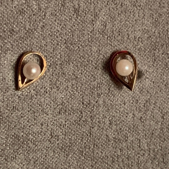 10k gold stud with pearl - Picture 1 of 2